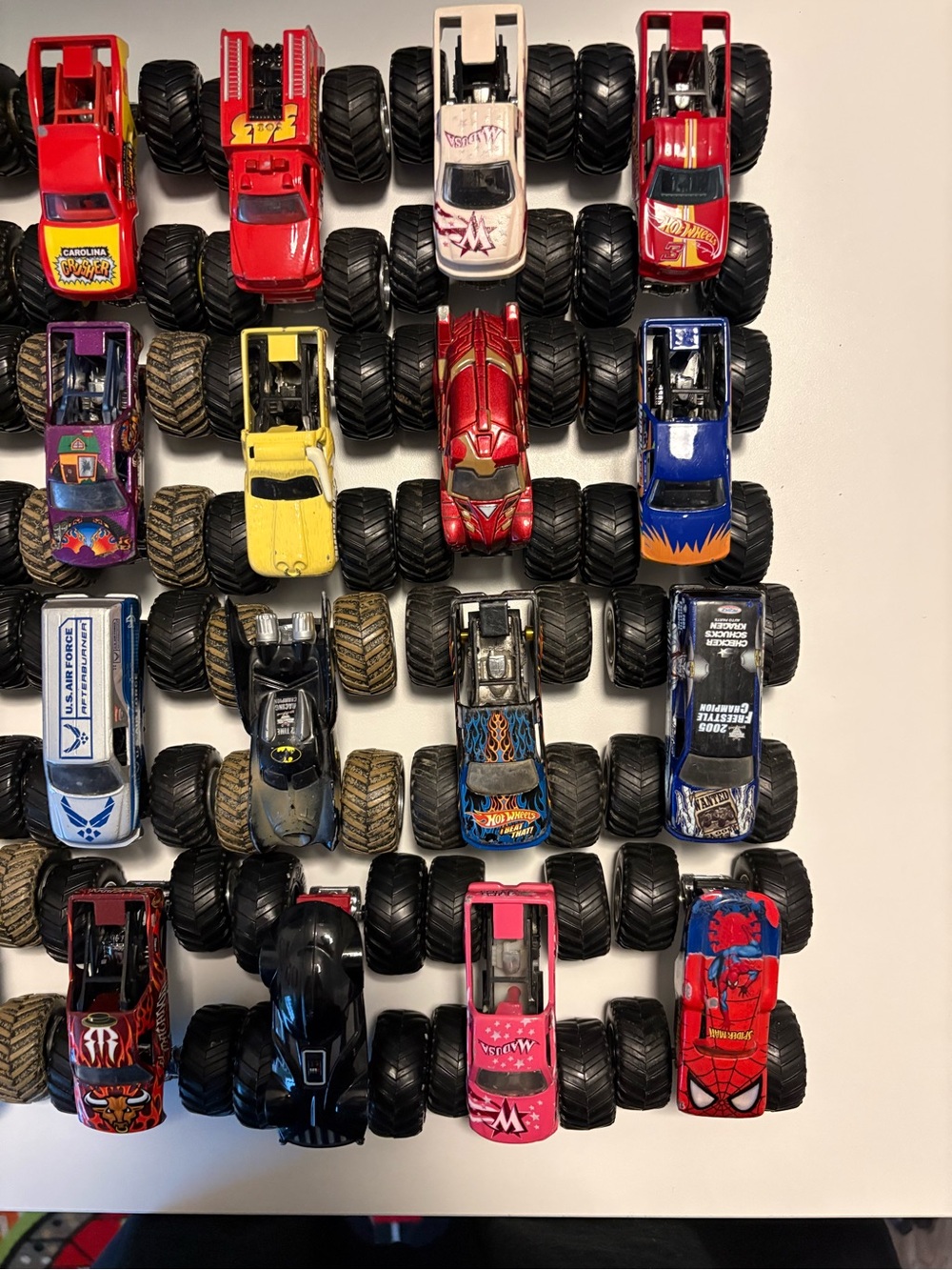 Hot wheels/Monster jam trucks